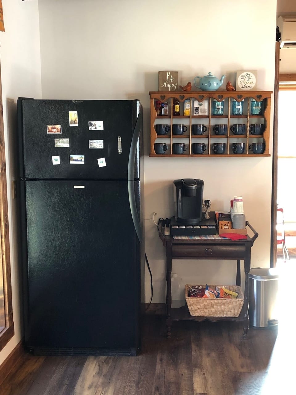 Coffee/tea bar, snack station and drinks fridge - always stocked!