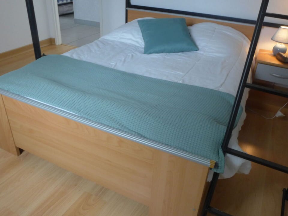 Comfort, Wood, Rectangle, Floor, Bed Frame, Hardwood, Bed, Flooring, Composite Material, Linens