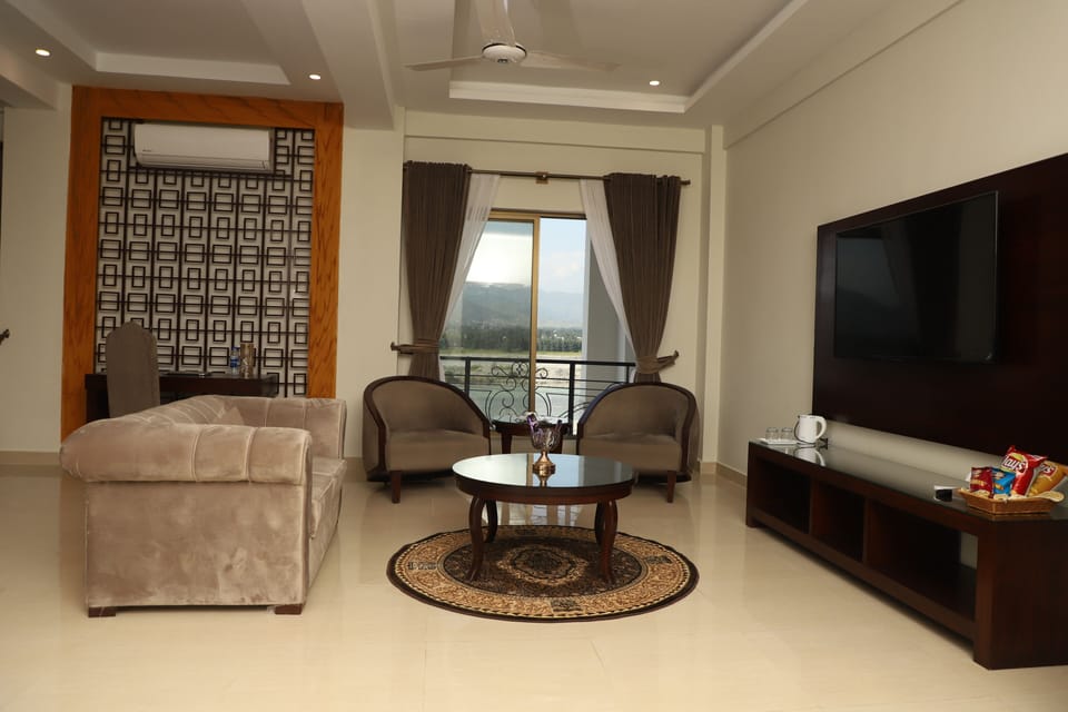 Presidential Room | Premium bedding, minibar, desk, laptop workspace