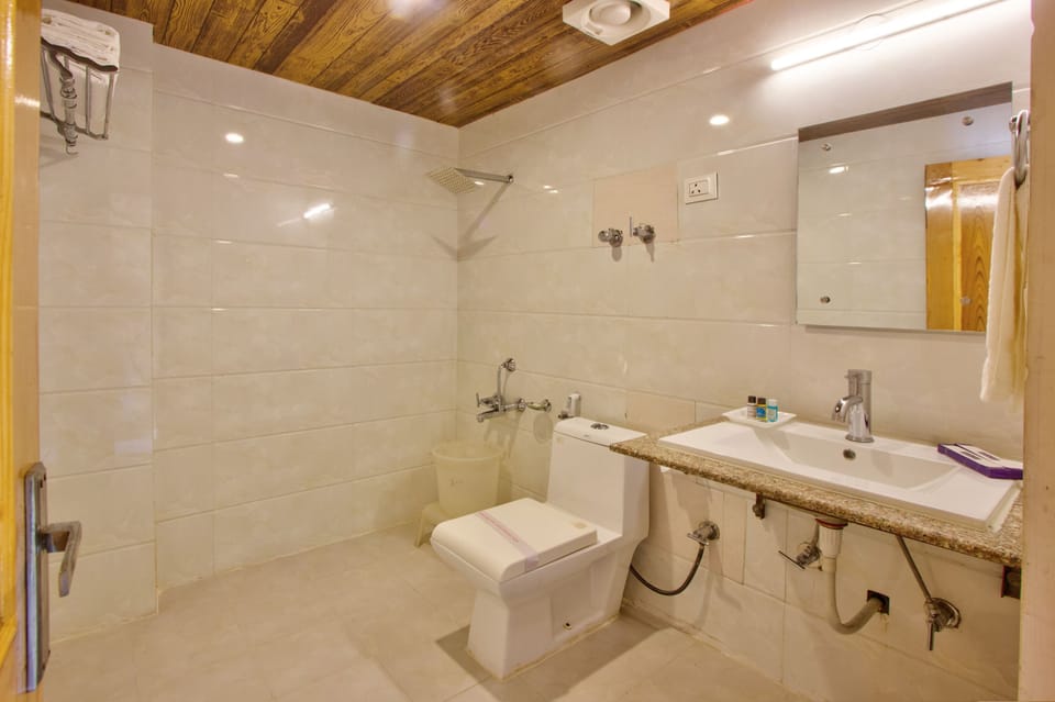Honeymoon Double Room | Bathroom | Shower, rainfall showerhead, slippers, towels