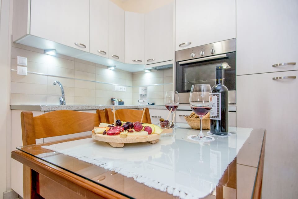 Deluxe Double Room | Private kitchen | Full-size fridge, oven, electric kettle, toaster