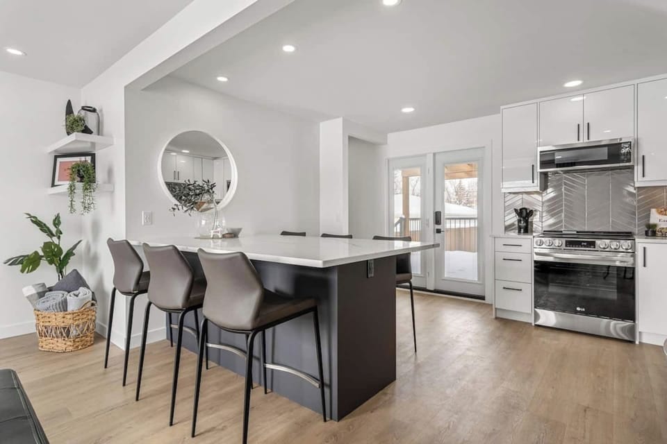 The bright, beautiful kitchen is fully renovated and well equipped, making it a joy to cook, whether you’re preparing a quick breakfast or a relaxed dinner at home.