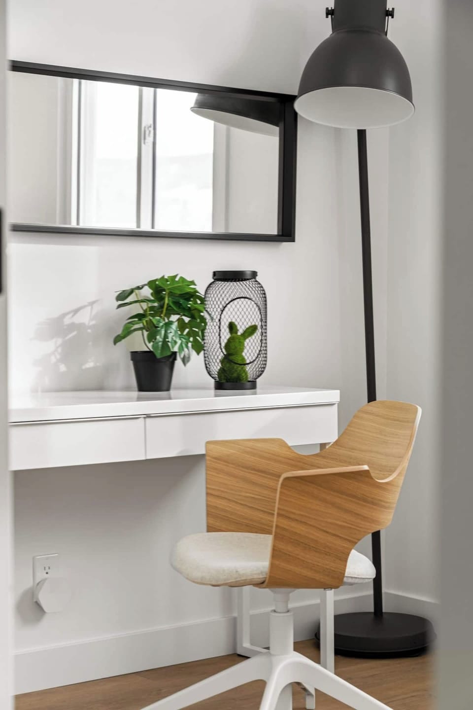 You will find a convenient work space in the bedroom 