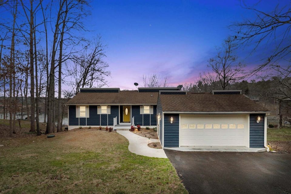 Welcome to Oak Hollow a picturesque rental on Smith Mountain Lake