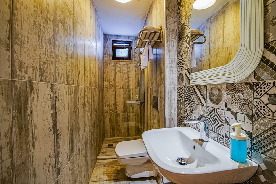 Basic Room | Bathroom