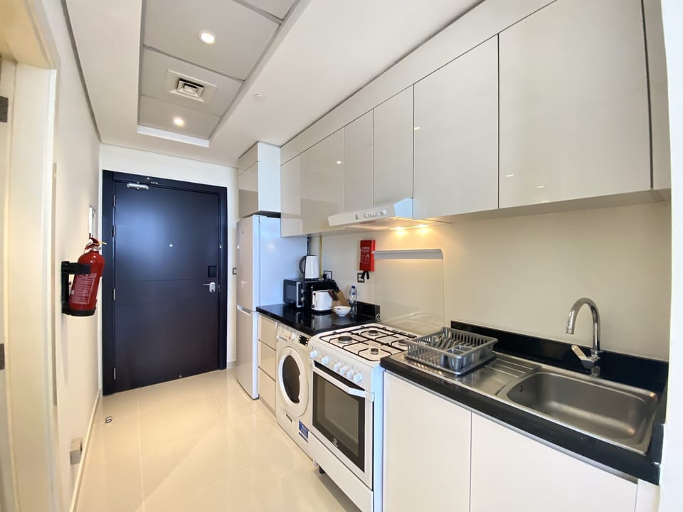 Deluxe Studio Suite | Private kitchen | Full-size fridge, microwave, oven, stovetop