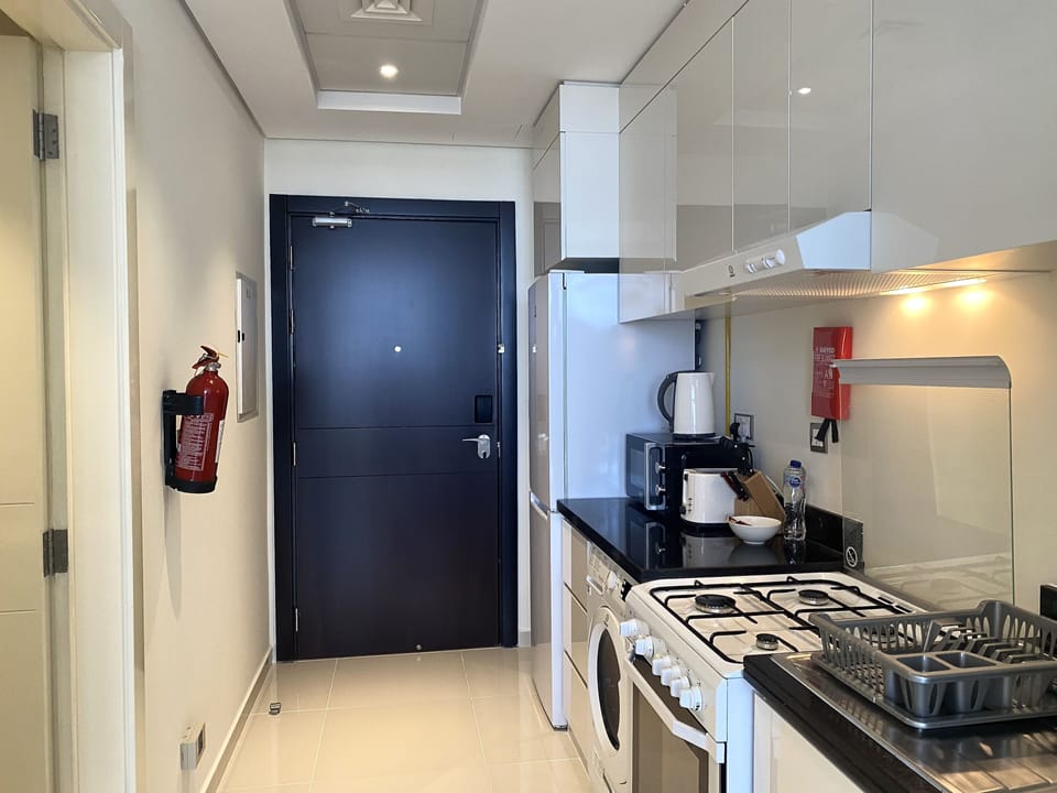 Deluxe Studio Suite | Private kitchen | Full-size fridge, microwave, oven, stovetop