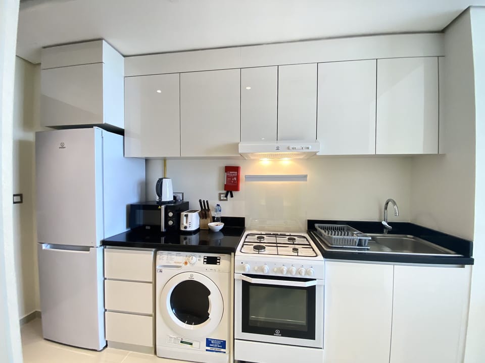 Deluxe Studio Suite | Private kitchen | Full-size fridge, microwave, oven, stovetop