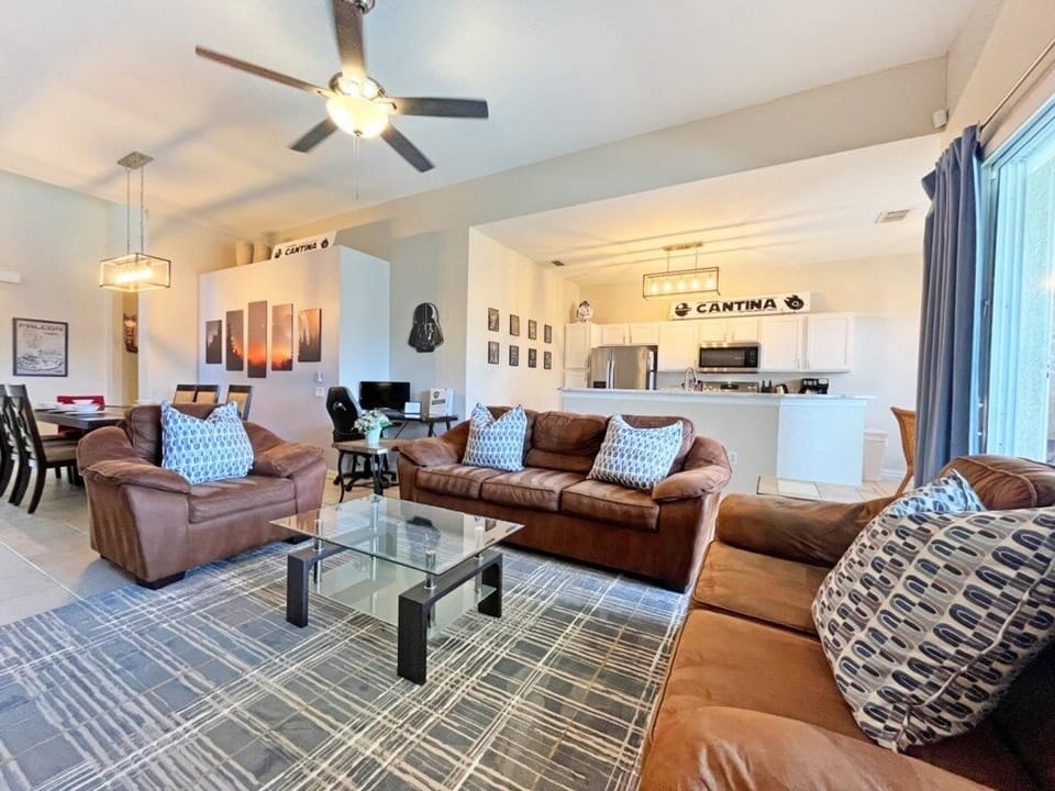 House, 5 Bedrooms | Living area