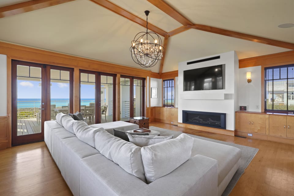 LARGE OPEN LIVING ROOM W/FIREPLACE & STUNNING GULF VIEWS