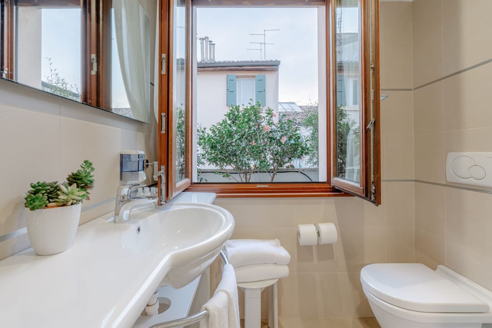 Superior Double or Twin Room | Bathroom | Shower, rainfall showerhead, free toiletries, hair dryer