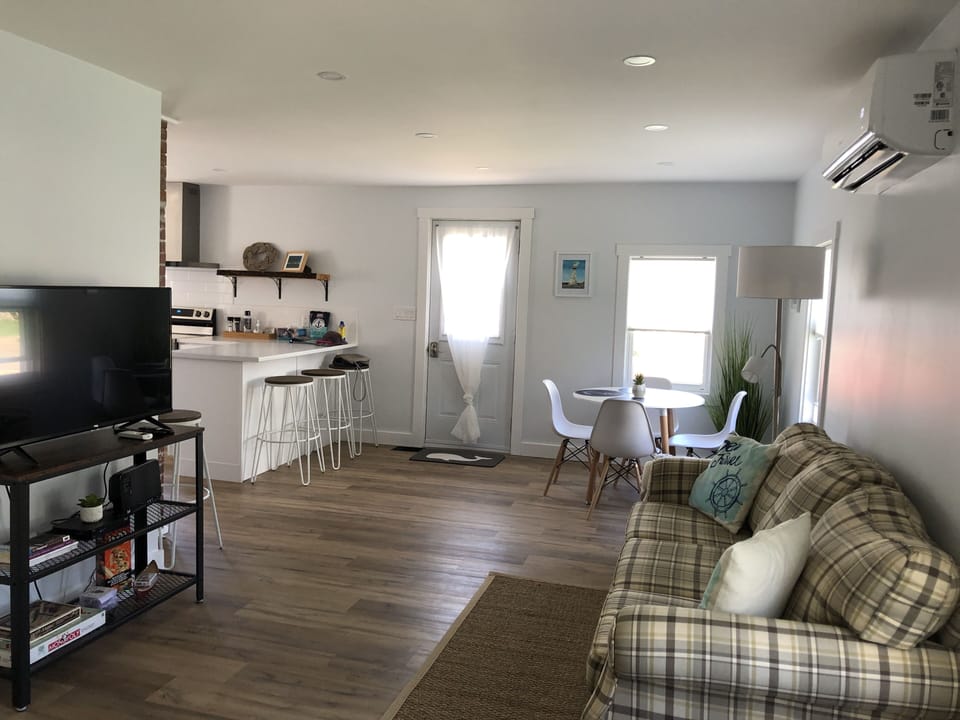 Sitting area with Smart TV, internet and cable 