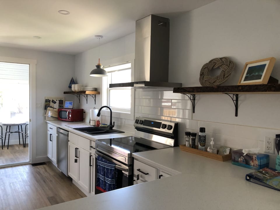 Fully equipped kitchen, microwave, toaster,Keurig coffee maker, kettle, airfryer