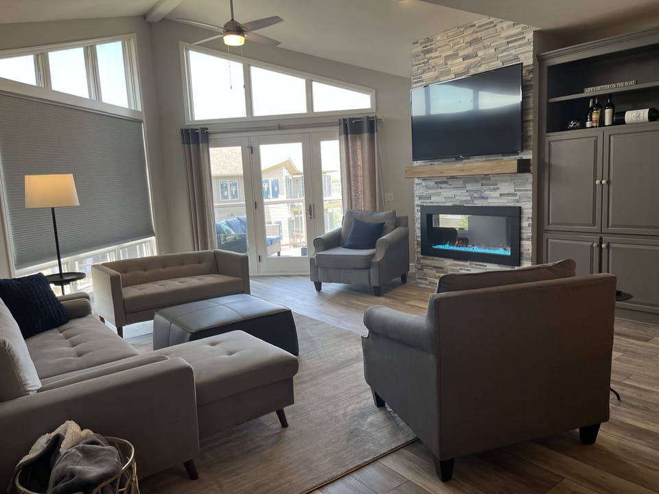Great views, vaulted ceilings, fireplace, comfortable seating, 65” smart TV