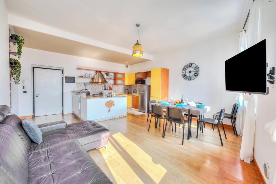 Family Apartment, 2 Bedrooms, Microwave (Muri Di Arco) | Living area | TV