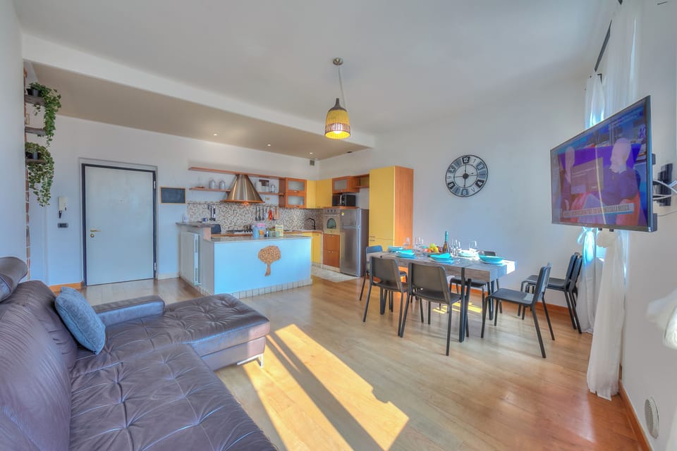 Family Apartment, Multiple Bedrooms (Muri Di Arco) | Living area | 21-inch TV with cable channels