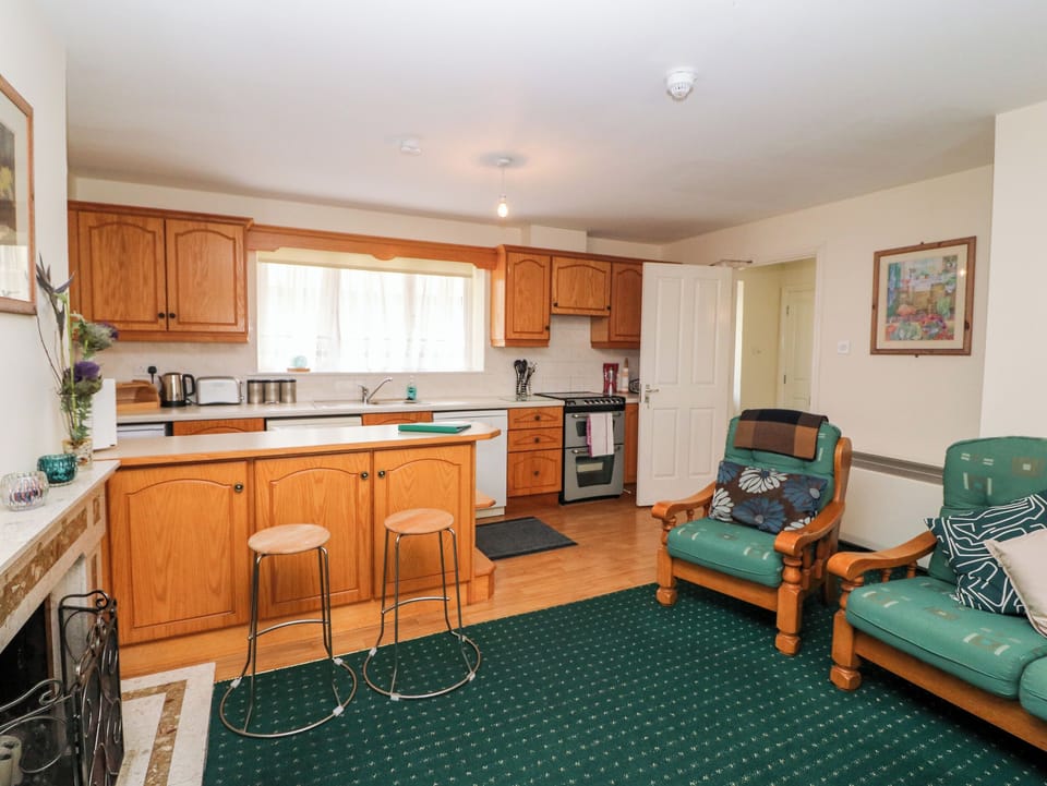 Cottage | Private kitchen | Fridge, dishwasher, electric kettle, toaster