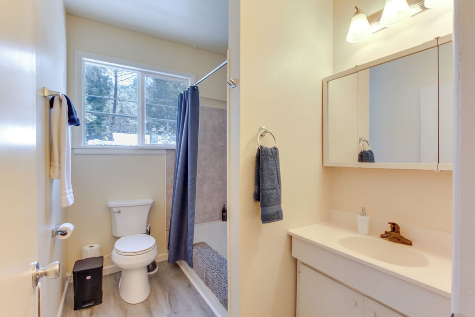 Full Bath | Towels Provided | Complimentary Toiletries