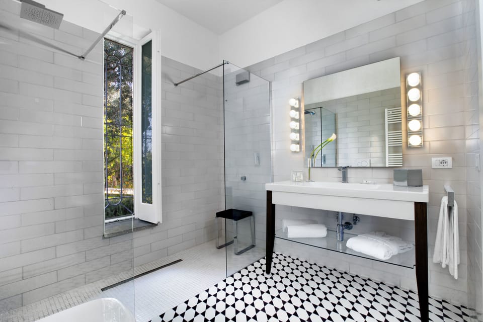 Junior Suite | Bathroom | Designer toiletries, hair dryer, slippers, bidet