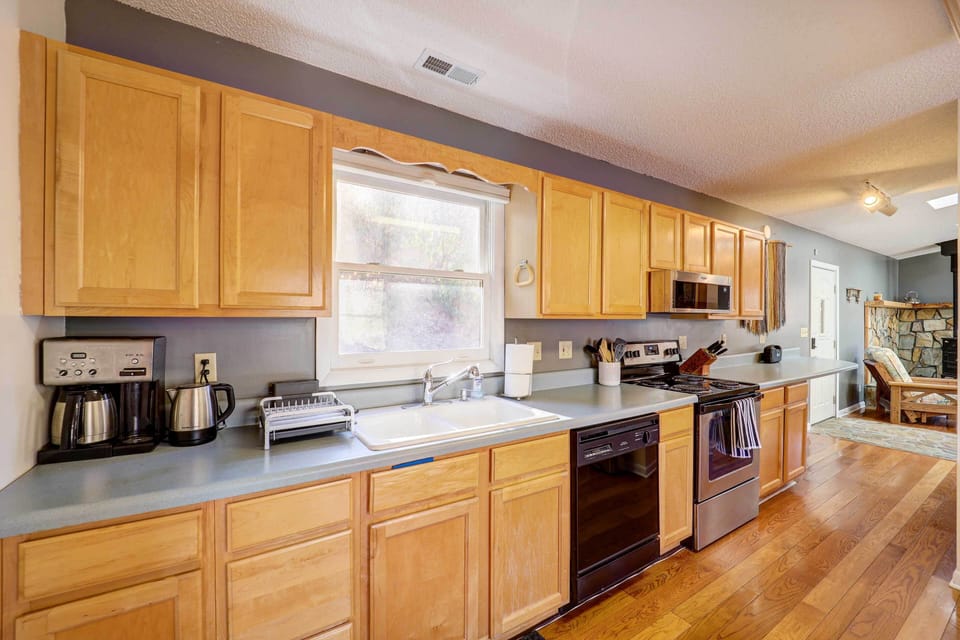 Kitchen | Equipped w/ Cooking Basics