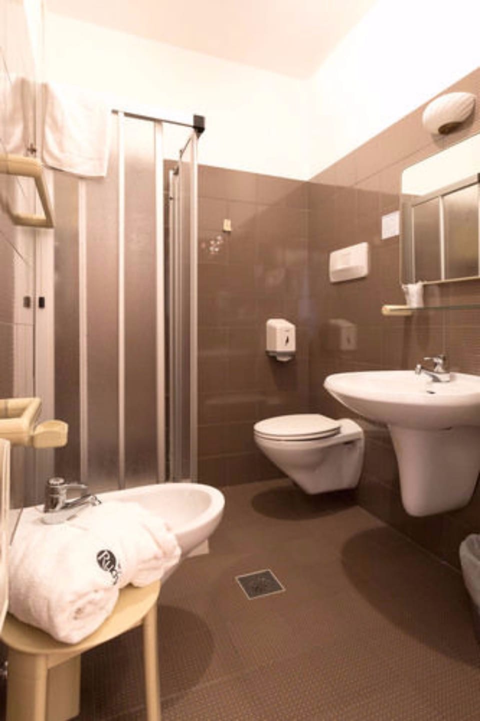 Shower, free toiletries, hair dryer, bidet