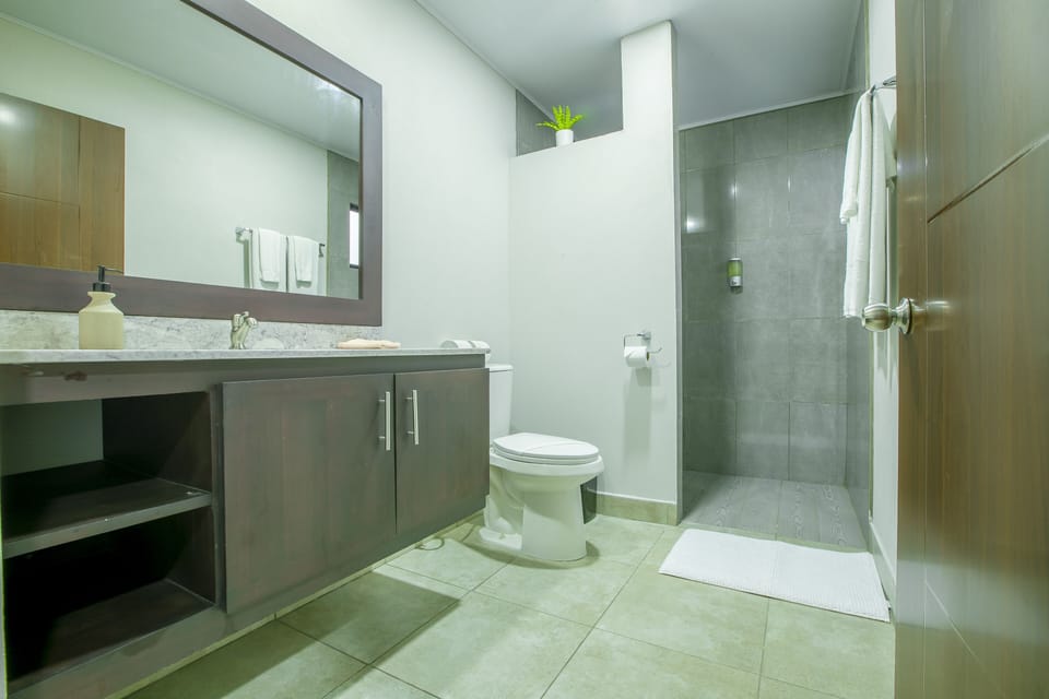 Full bathroom in bedroom 1 