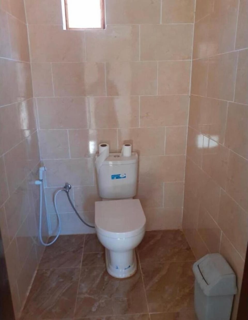 Bidet, towels