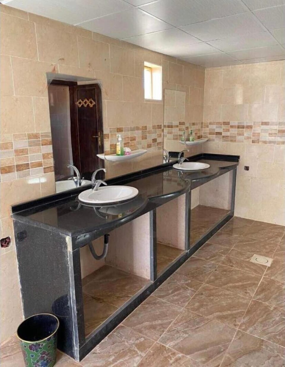 Bidet, towels