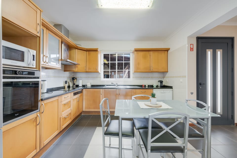 Family Villa | Private kitchen | Full-size fridge, microwave, oven, stovetop