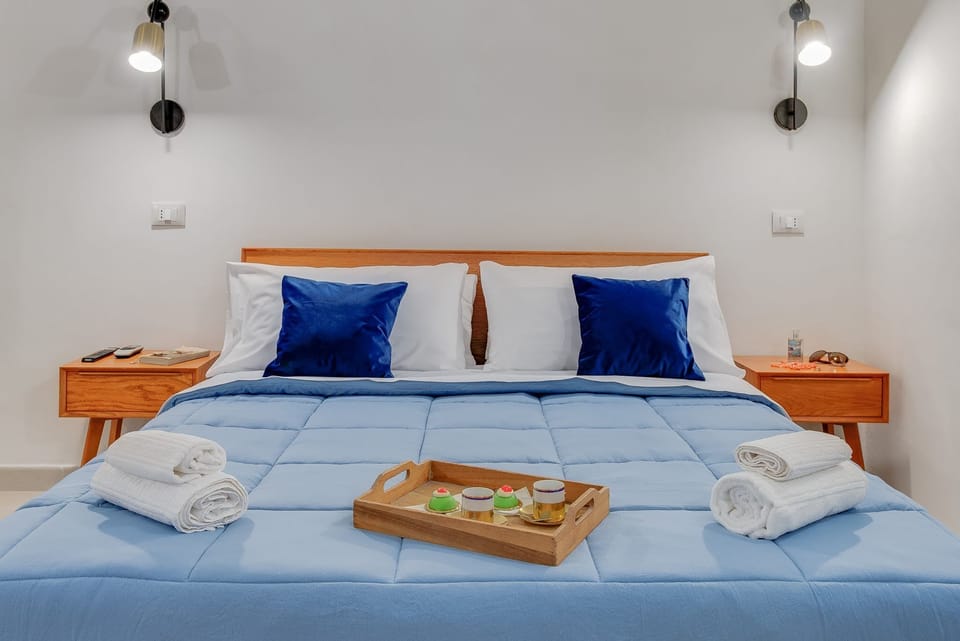Deluxe Studio Suite, Multiple Beds, Non Smoking | Premium bedding, down comforters, minibar, laptop workspace