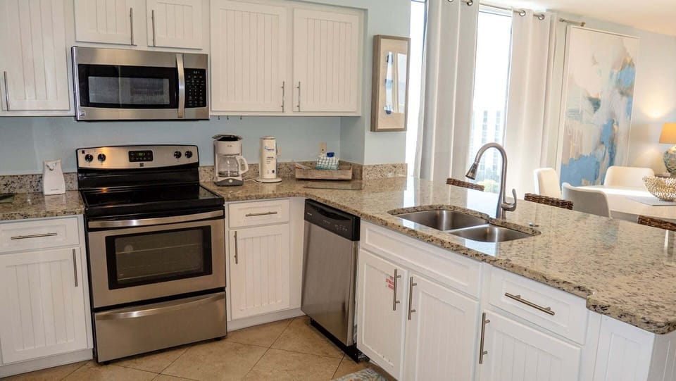 Condo, 3 Bedrooms | Private kitchen | Coffee/tea maker, fridge, oven, toaster