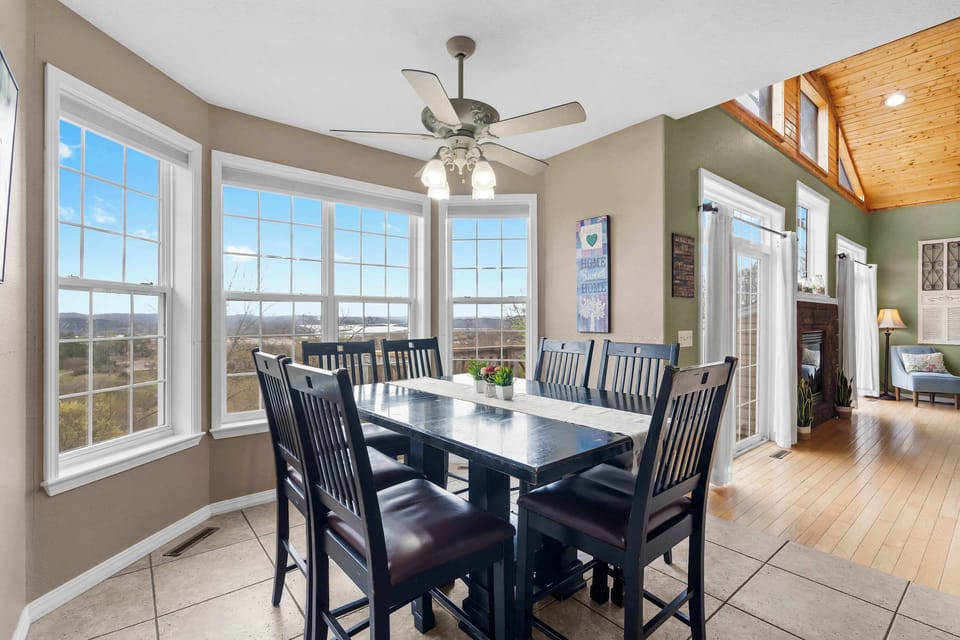 House, Multiple Beds, Patio, Mountain View (The Greenview Manor) | Dining