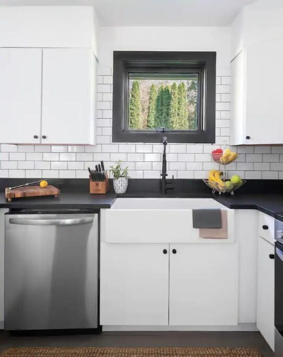Who doesn't love a farm sink and a gorgeous black leathered granite top?!