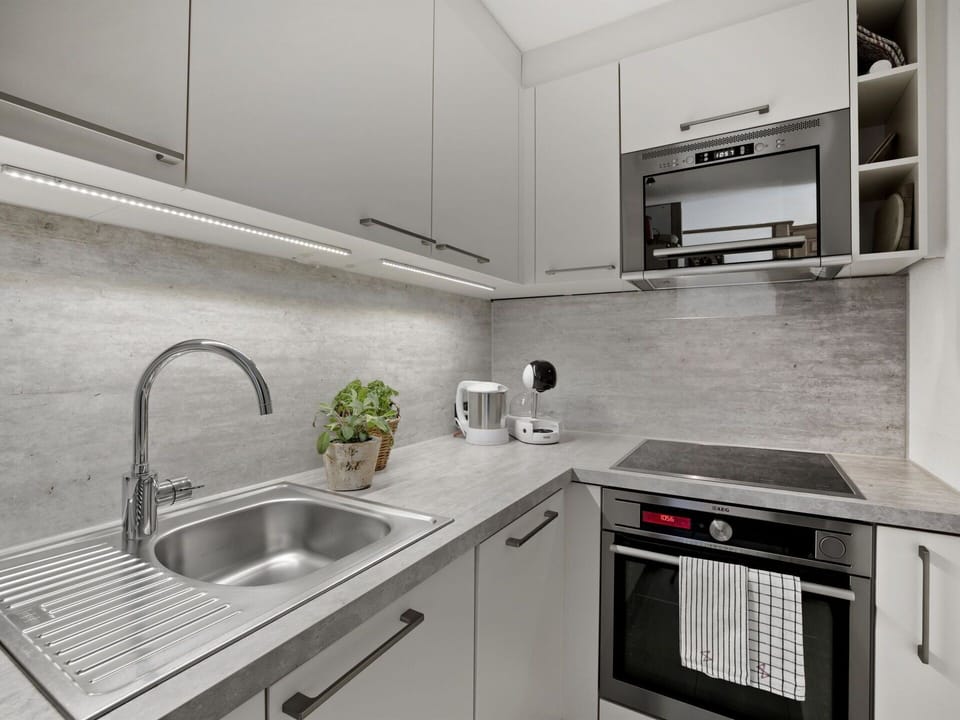 Kitchen Sink, Sink, Cabinetry, Countertop, Property, Building, Tap, Kitchen, Kitchen Stove, Lighting