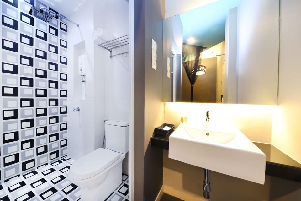 Standard Double Room, 1 Queen Bed | Bathroom | Shower, rainfall showerhead, free toiletries, hair dryer