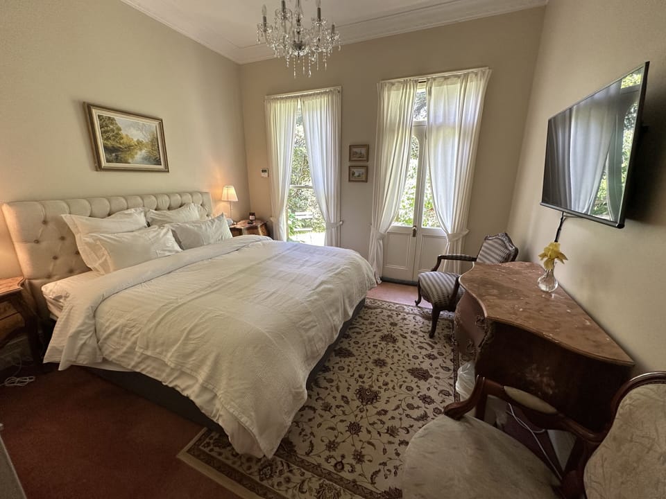 Deluxe Room | Egyptian cotton sheets, premium bedding, pillowtop beds, desk