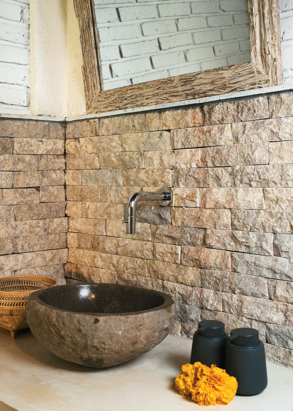 Deluxe Double Room | Bathroom | Shower, rainfall showerhead, free toiletries, hair dryer