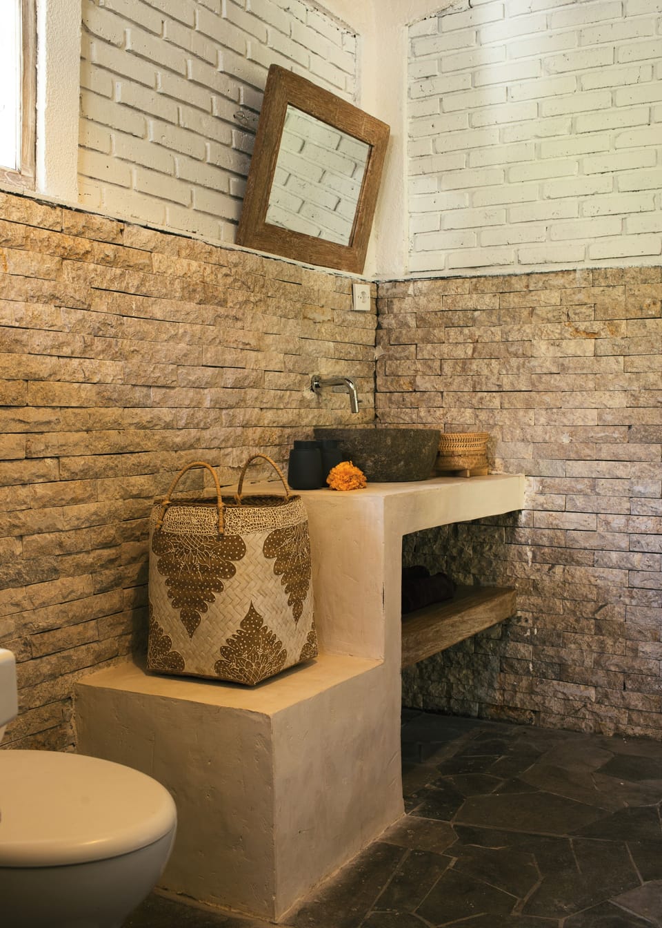 Deluxe Double Room | Bathroom | Shower, rainfall showerhead, free toiletries, hair dryer