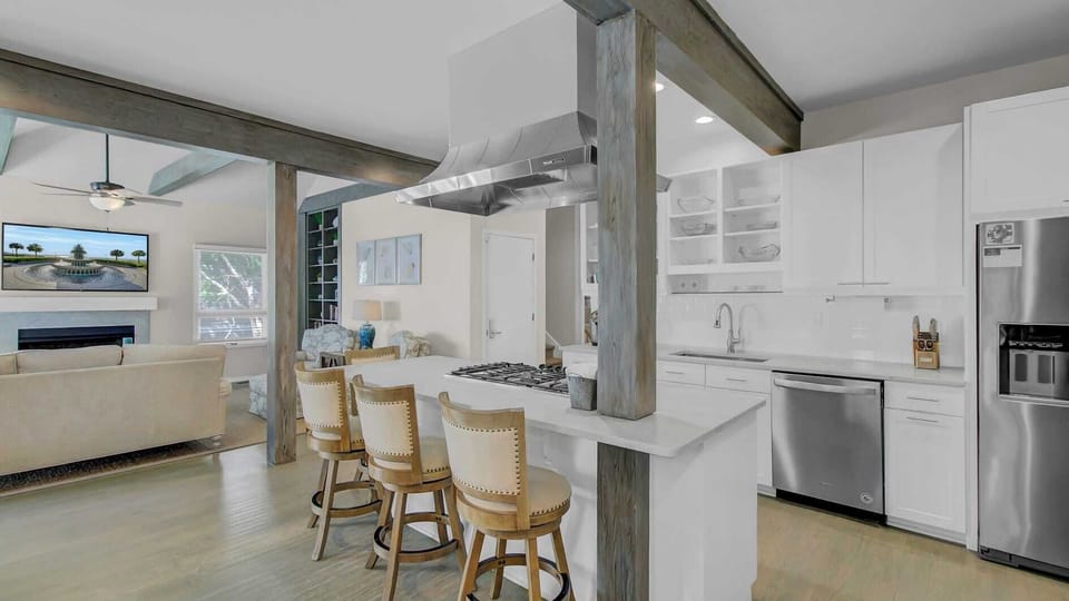 House (5 Bedrooms) | Private kitchen | Fridge, microwave, oven, stovetop