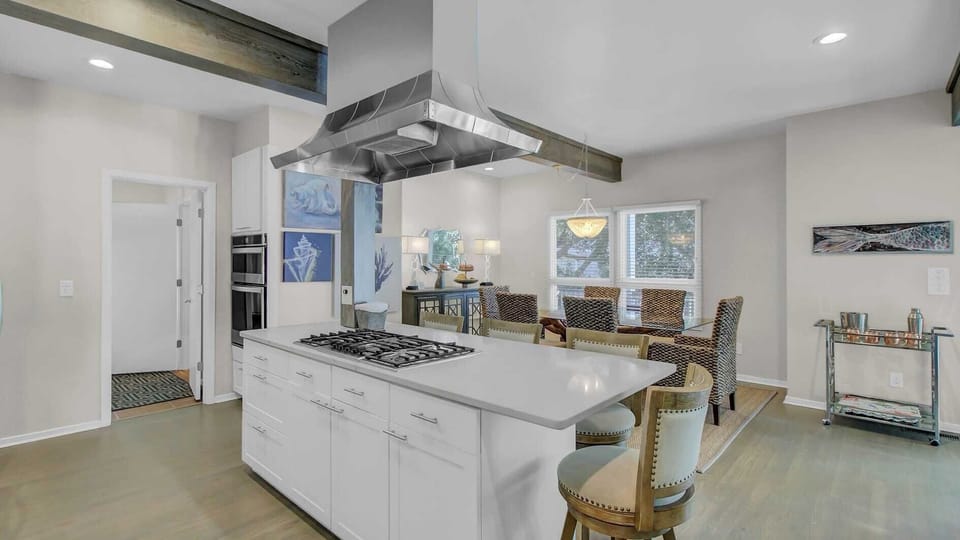 House (5 Bedrooms) | Private kitchen | Fridge, microwave, oven, stovetop