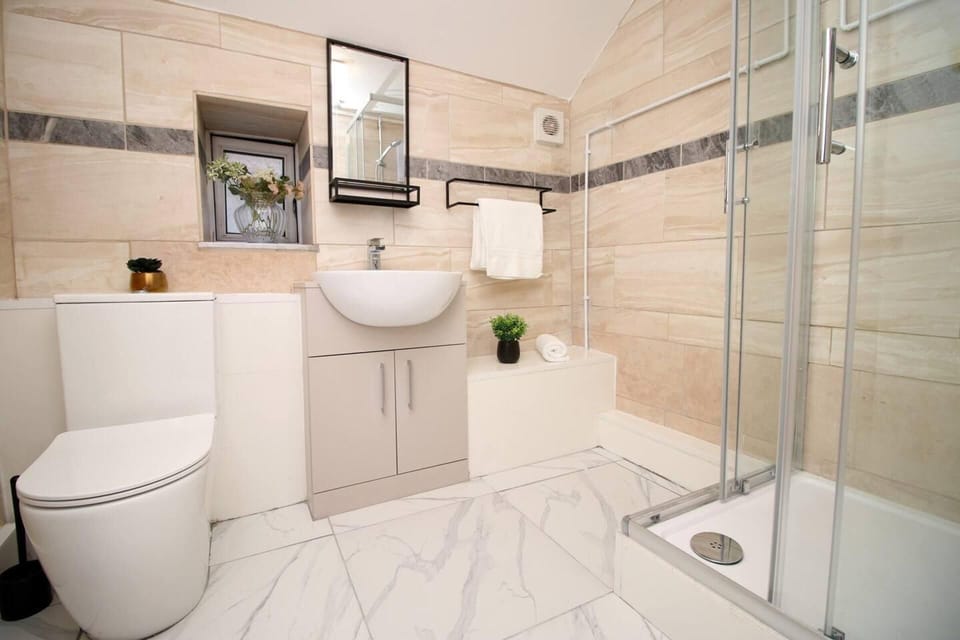 Apartment | Bathroom | Shower, hair dryer, towels, toilet paper