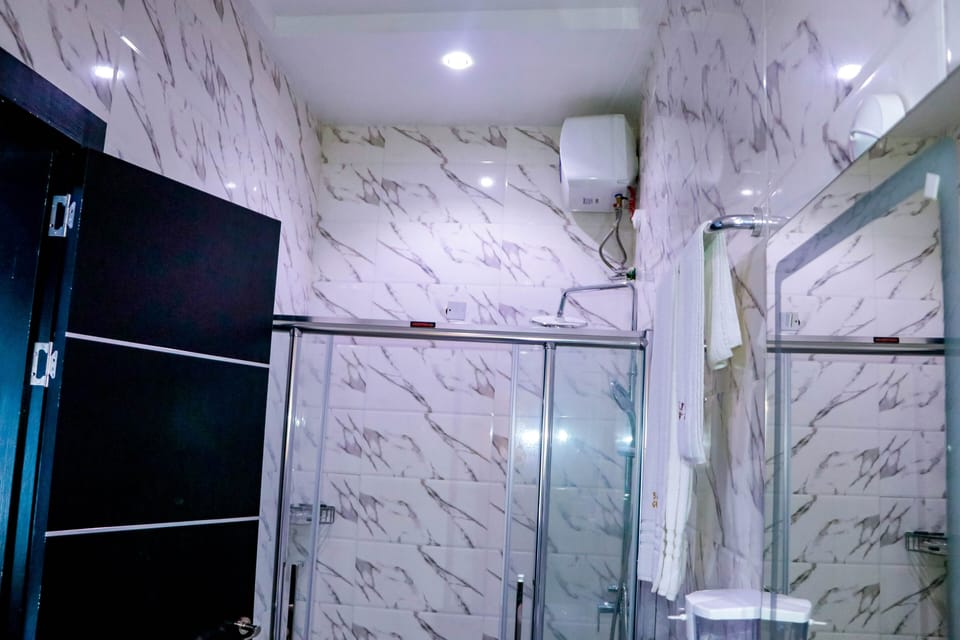 Luxury Room, 1 King Bed, Non Smoking | Bathroom | Designer toiletries, bidet, towels, soap