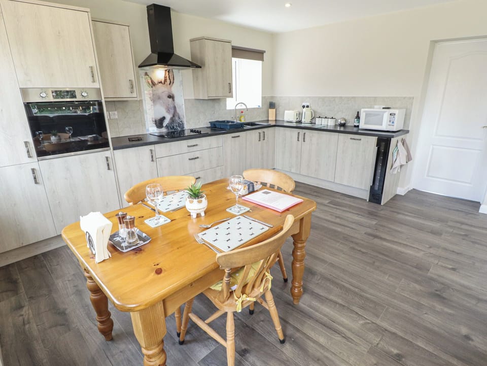 Cottage | Private kitchen | Fridge, dishwasher, electric kettle, toaster
