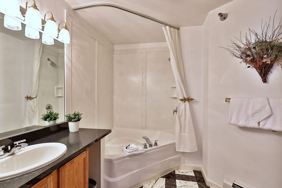 Cottage, 1 Bedroom | Bathroom | Towels