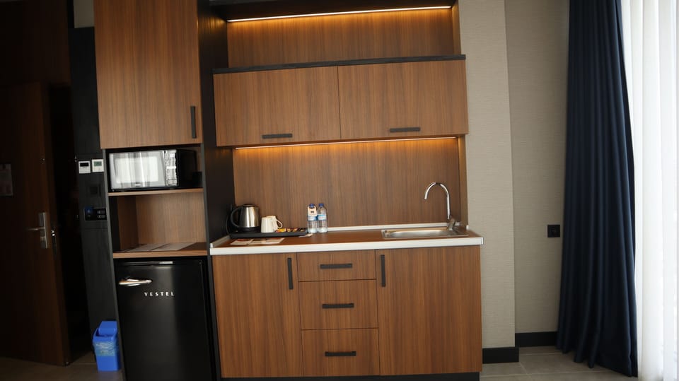 Family Suite | Private kitchen | Coffee/tea maker, cookware/dishes/utensils