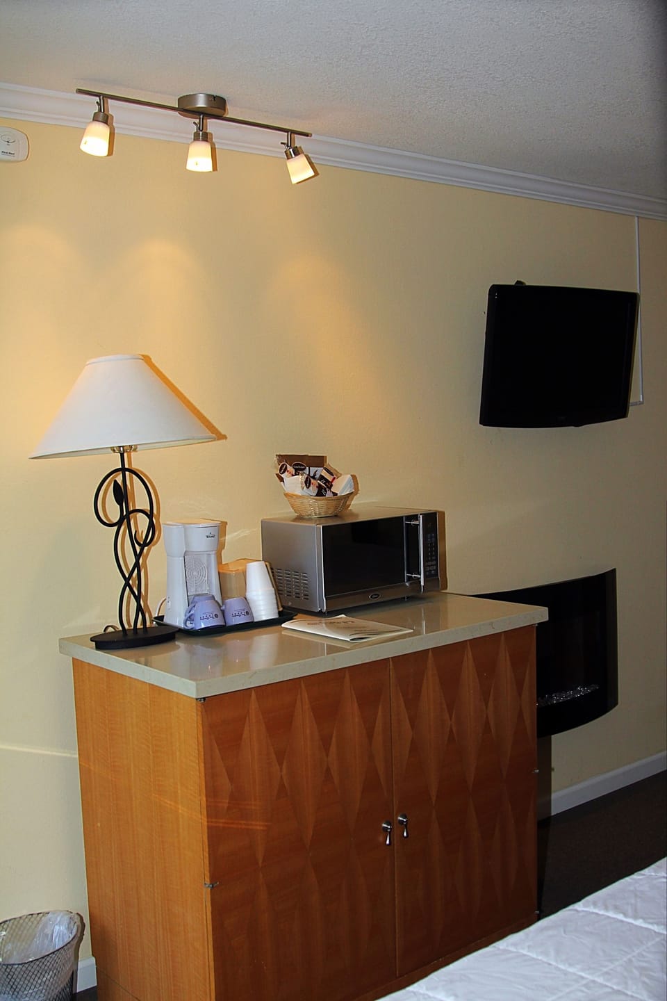 Deluxe Room, 1 King Bed | Room amenity