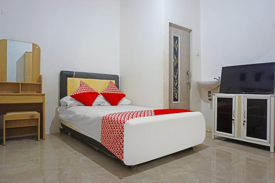 Standard Double Room | Desk, blackout drapes, bed sheets