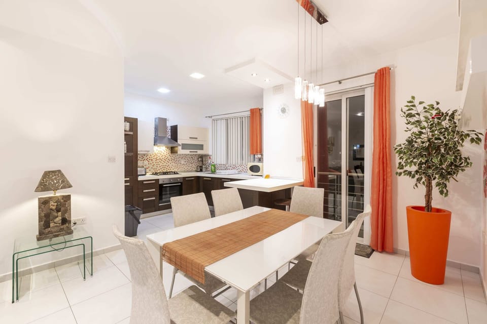 Basic Apartment, 2 Double Beds | Private kitchen | Fridge, oven, stovetop, dishwasher