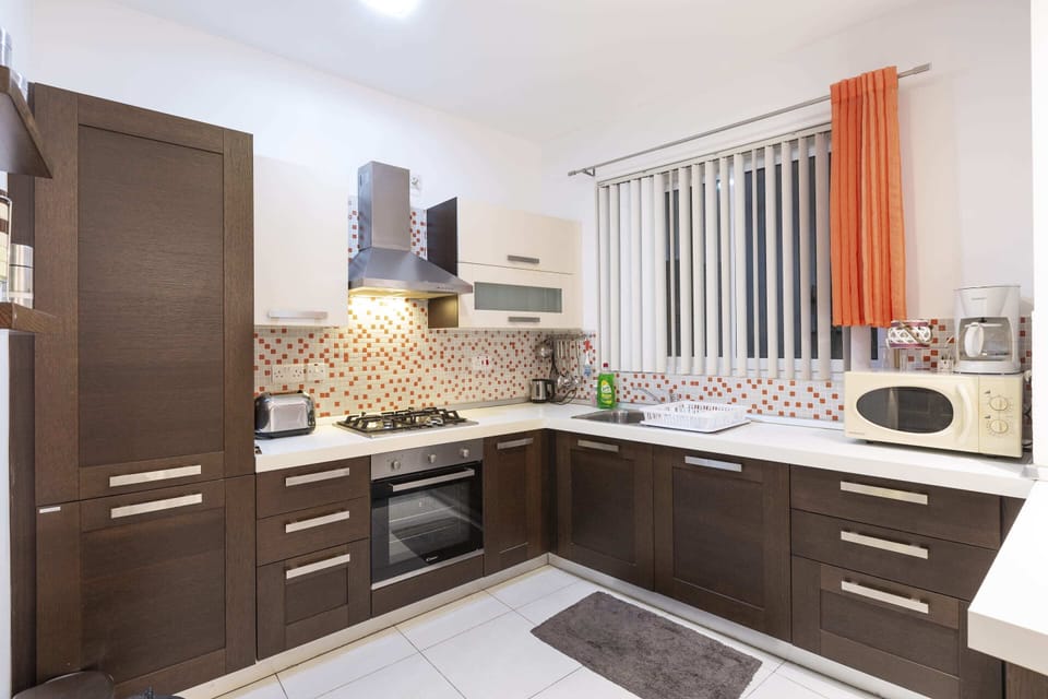 Basic Apartment, 2 Double Beds | Private kitchen | Fridge, oven, stovetop, dishwasher
