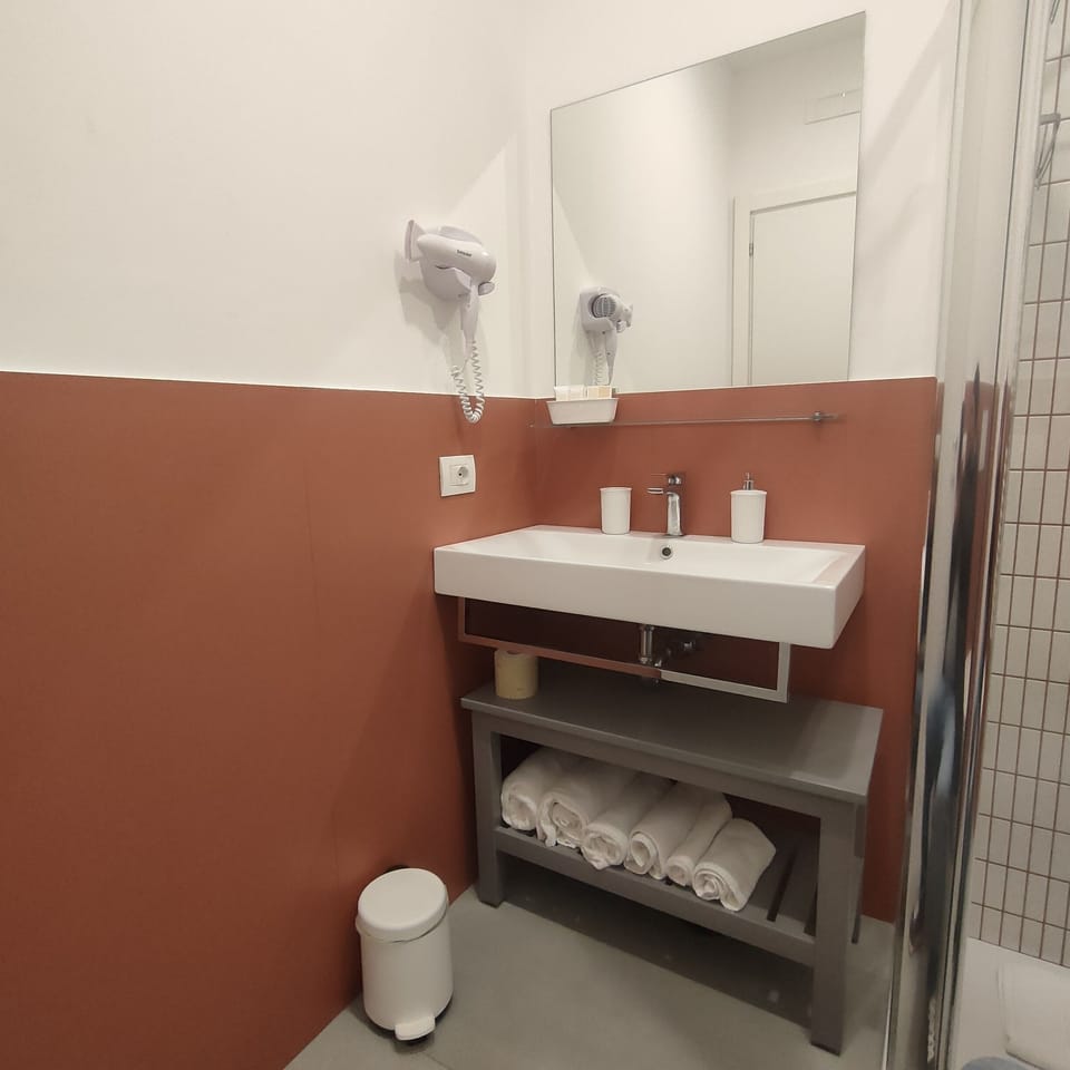 Camera Deluxe (Rubino/Smeraldo) | Bathroom | Shower, rainfall showerhead, hair dryer, bidet